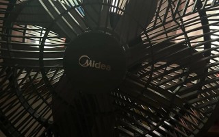 美的遥控风扇突然失灵？按键无反应、灯光闪烁还发出异响，是遥控器坏了还是电机故障？自己能修还是得找售后？