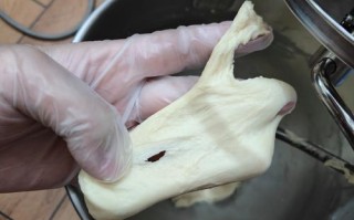 面包机里的搅拌机怎么转