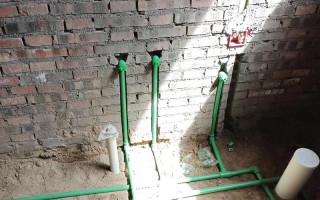 蹲坑如何连接背水箱？