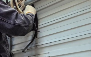 卷帘门只下不去怎么修理