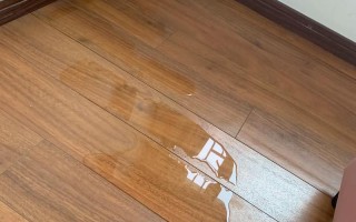 二楼木地板渗水是楼上漏水还是自家管道问题？