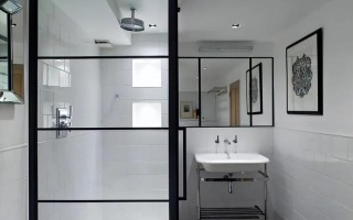 卫生间有浴屏安什么门