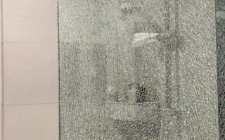 淋浴房玻璃炸了怎么回事