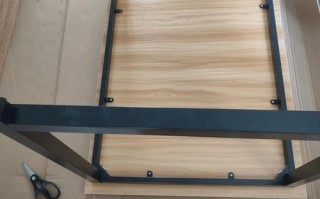 电脑桌最上面的板怎么装