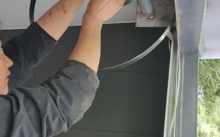 车库卷帘门卡住了怎么办