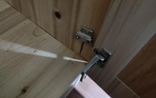 衣柜门铰链掉了怎么快速修？2025年应急小妙招！