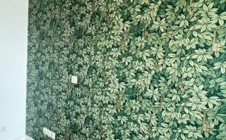 贴墙布师傅为何要先刷胶？