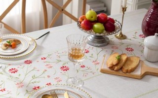 白色桌子配什么颜色桌垫最合适？