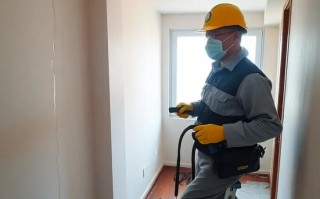 地板渗水该找什么师傅？