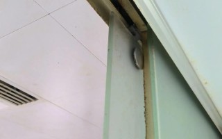 厕所推拉门滑轮坏了怎么修？