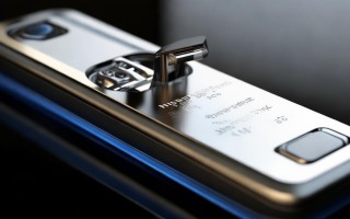 指纹锁电池盖卡死？2025年最新开盖技巧来了！