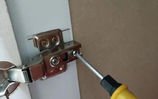 柜门关不严怎么调？30字疑问标题，柜门关不严如何调？