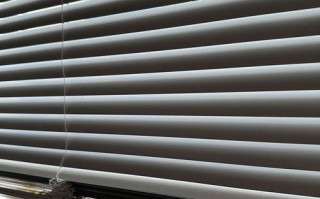 百叶窗帘一边坏了怎么修