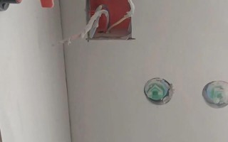 墙布线盒处怎么贴才美观不卷边？