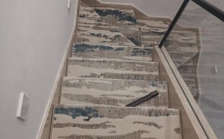 楼梯地毯铺贴该用什么水？