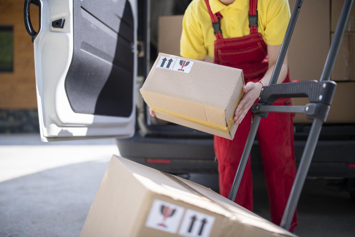 物流送货师傅是干什么的-第2张图片-索能光电网