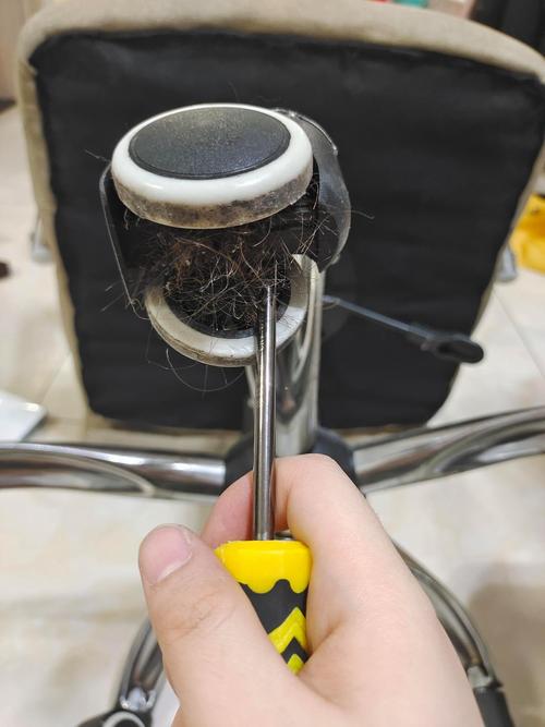 椅子的万向轮怎么固定-第1张图片-索能光电网