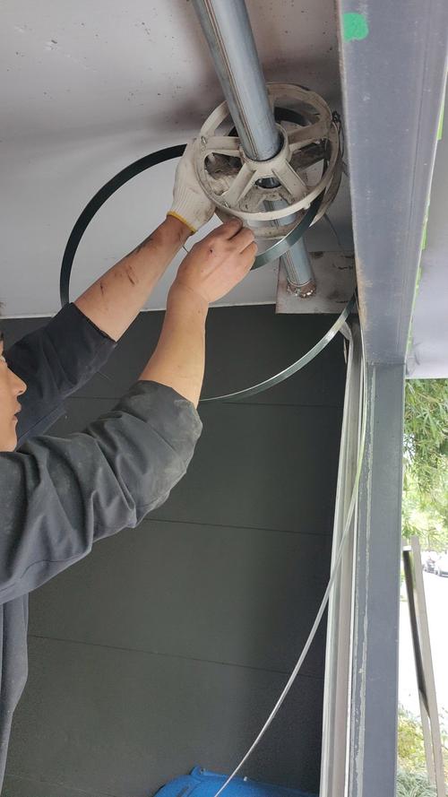 车库卷帘门卡住了怎么办-第1张图片-索能光电网