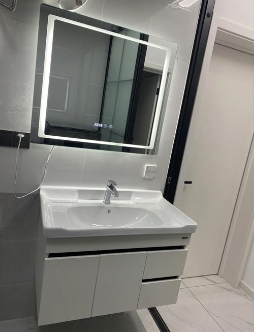 浴室柜镜子该用什么胶固定？-第1张图片-索能光电网