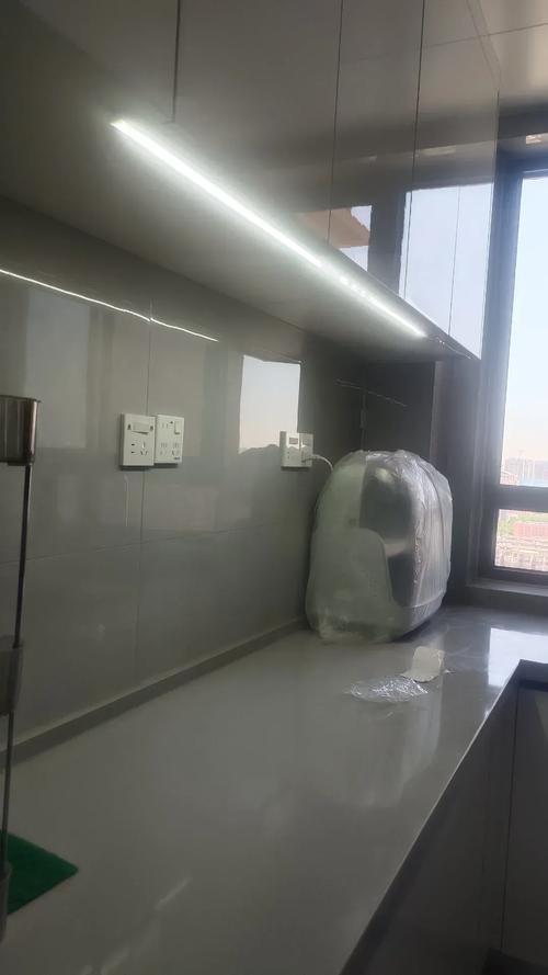 厨房柜上灯带怎么粘最牢固?-第2张图片-索能光电网 厨房柜上灯带怎么粘最牢固?-第2张图片-索能光电网