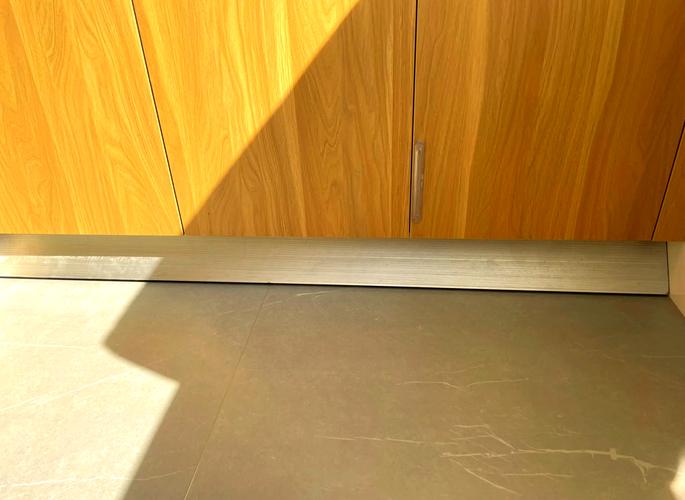 踢脚线砸了什么时候能装?-第1张图片-索能光电网 踢脚线砸了什么时候能装?-第1张图片-索能光电网