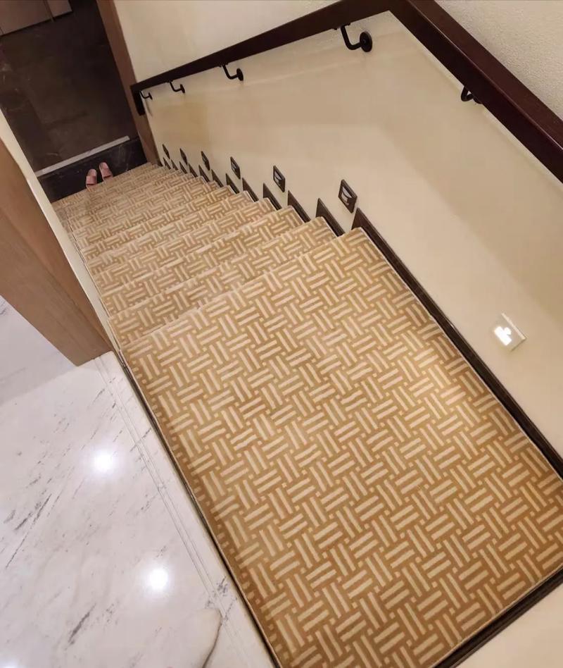 楼梯地毯铺贴该用什么水？-第3张图片-索能光电网