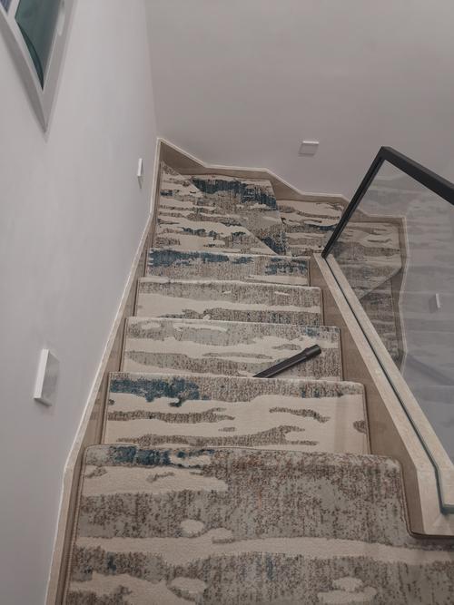 楼梯地毯铺贴该用什么水？-第1张图片-索能光电网