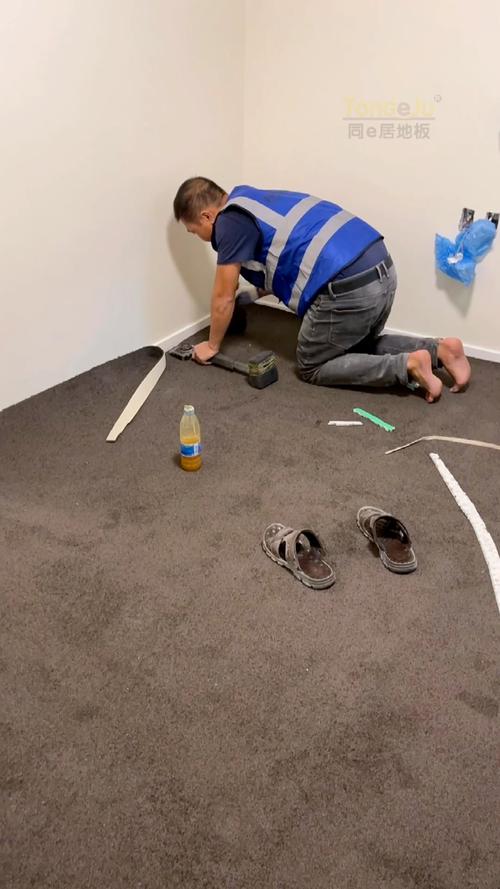 铺地毯师傅月薪一般多少？-第3张图片-索能光电网