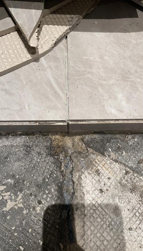 地板边缘渗水，是哪处漏水了？-第2张图片-索能光电网