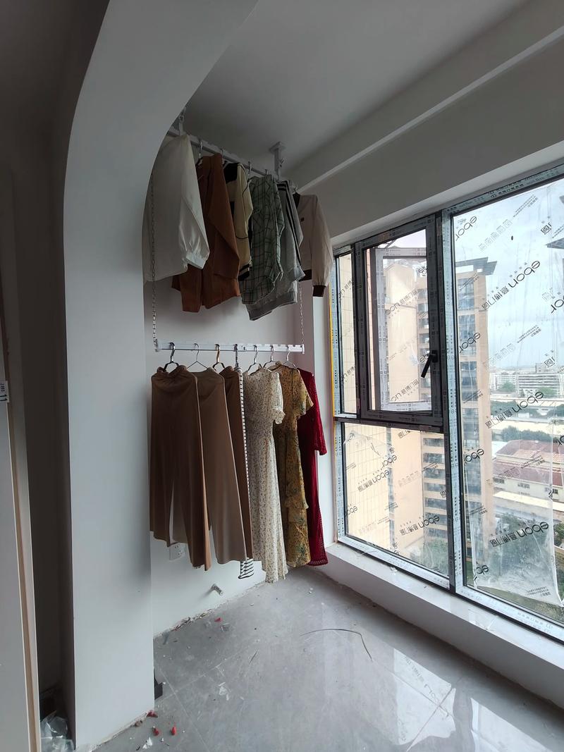 双阳台晾衣架怎么布置更实用?-第1张图片-索能光电网 双阳台晾衣架怎么布置更实用?-第1张图片-索能光电网