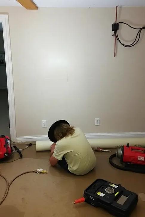 地板渗水该找什么师傅？-第2张图片-索能光电网