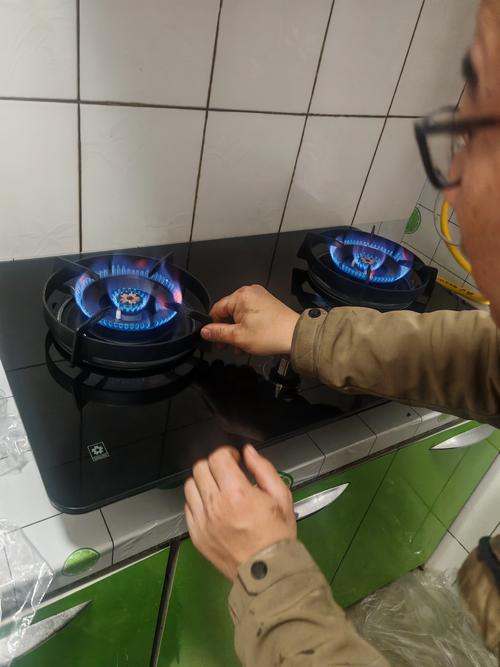 煤气灶上有什么？安全隐患还是生活日常？-第1张图片-索能光电网