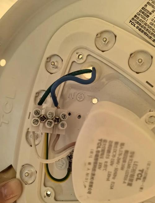 吸顶灯换灯管,怎么拆旧装新?-第2张图片-索能光电网 吸顶灯换灯管,怎么拆旧装新?-第2张图片-索能光电网