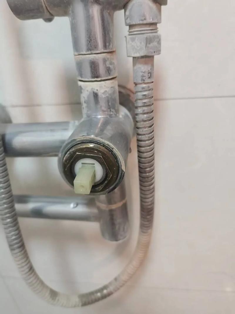 花洒接头漏水如何自己解决？-第2张图片-索能光电网