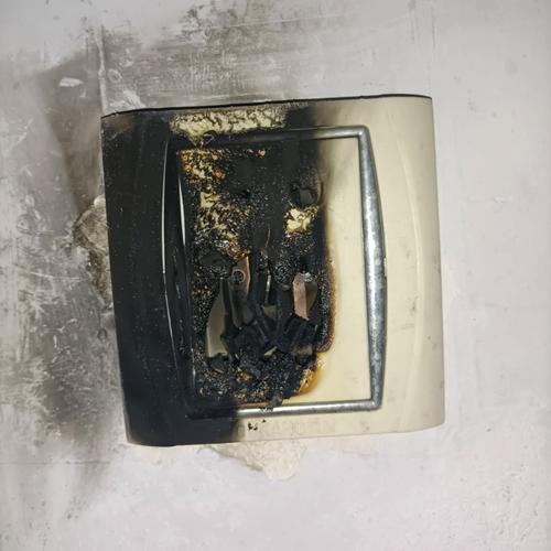 插座插头着火如何紧急处理？-第1张图片-索能光电网