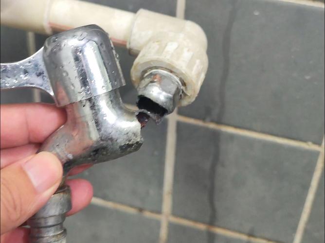 冷水龙头坏了，2025年自己修要花多少钱？-第1张图片-索能光电网