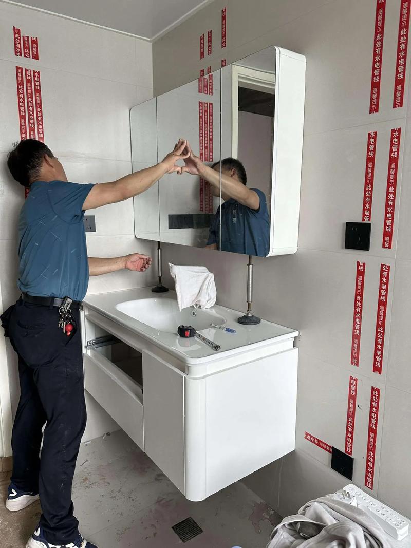 2025年浴室柜安装师傅怎么找？线上平台还是熟人靠谱？-第1张图片-索能光电网
