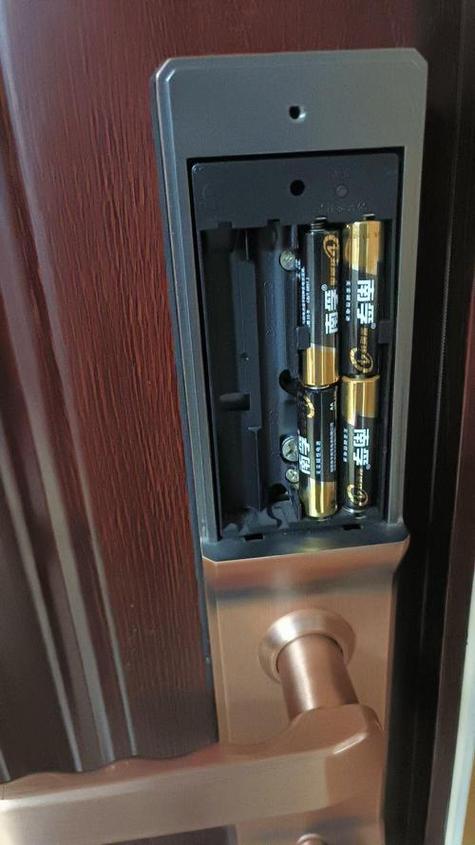 指纹锁电池盖卡死？2025年最新开盖技巧来了！-第3张图片-索能光电网