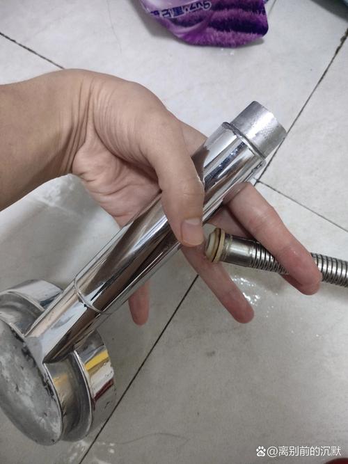 花洒喷头摔坏了，2025年自己修还是换新？-第1张图片-索能光电网