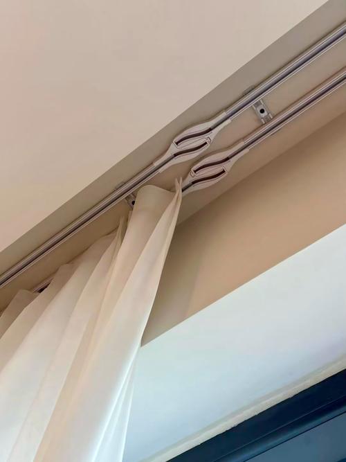 2025年网购窗帘轨道怎么选？安装避坑指南来了！-第1张图片-索能光电网