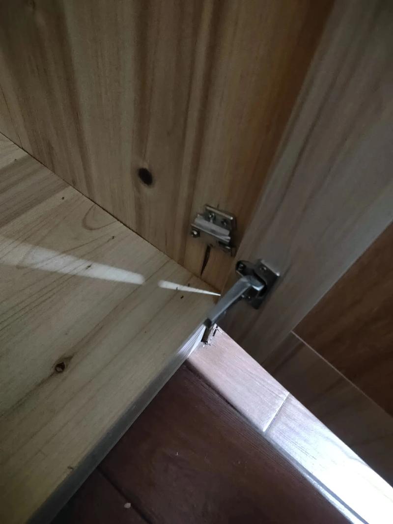 衣柜门铰链掉了怎么快速修?2025年应急小妙招!-第1张图片-索能光电网 衣柜门铰链掉了怎么快速修?2025年应急小妙招!-第1张图片-索能光电网