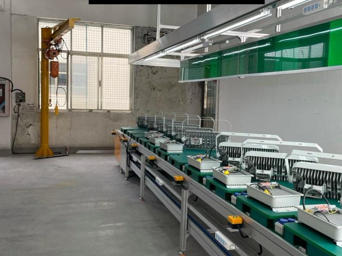 灯具厂员工上班图,真实工作状态如何?-第3张图片-索能光电网 灯具厂员工上班图,真实工作状态如何?-第3张图片-索能光电网