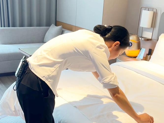 宾馆保洁叠床被有什么技巧？-第2张图片-索能光电网