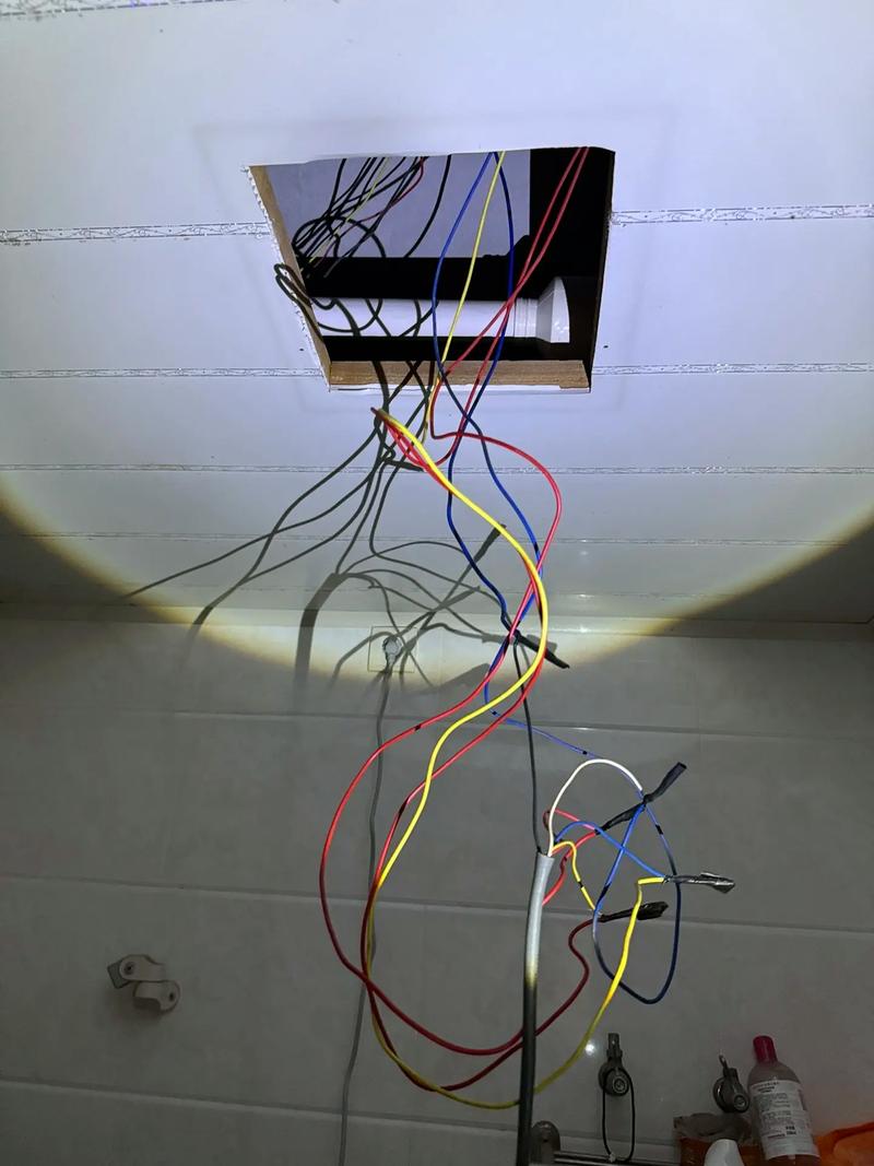 浴室灯坏了怎么拆装视频-第2张图片-索能光电网