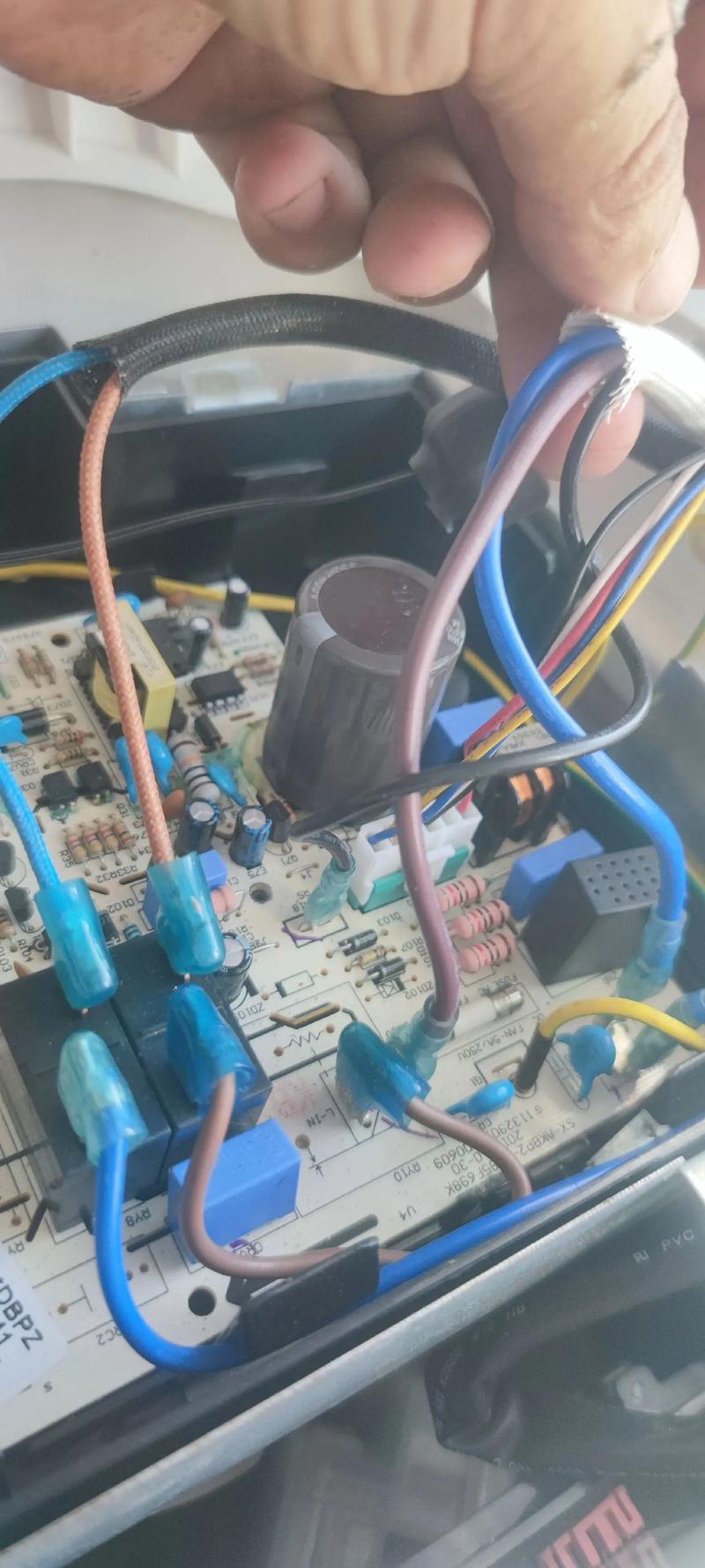 空调亮屏故障怎么修？-第2张图片-索能光电网