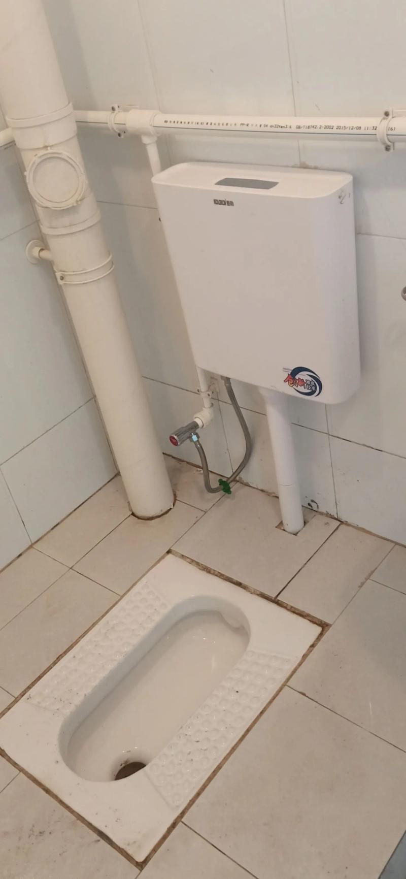 蹲坑水箱管子怎么换？自己动手能行吗？-第2张图片-索能光电网