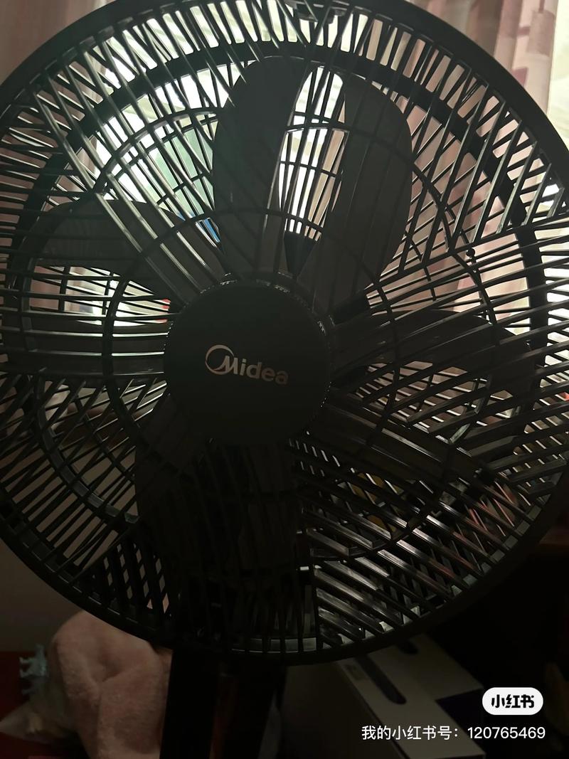 美的遥控风扇突然失灵？按键无反应、灯光闪烁还发出异响，是遥控器坏了还是电机故障？自己能修还是得找售后？-第1张图片-索能光电网