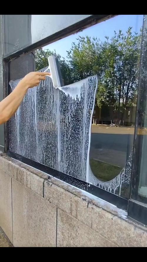 中空玻璃面积过大如何高效清洁？内外层污渍难处理有没有实用技巧？-第2张图片-索能光电网