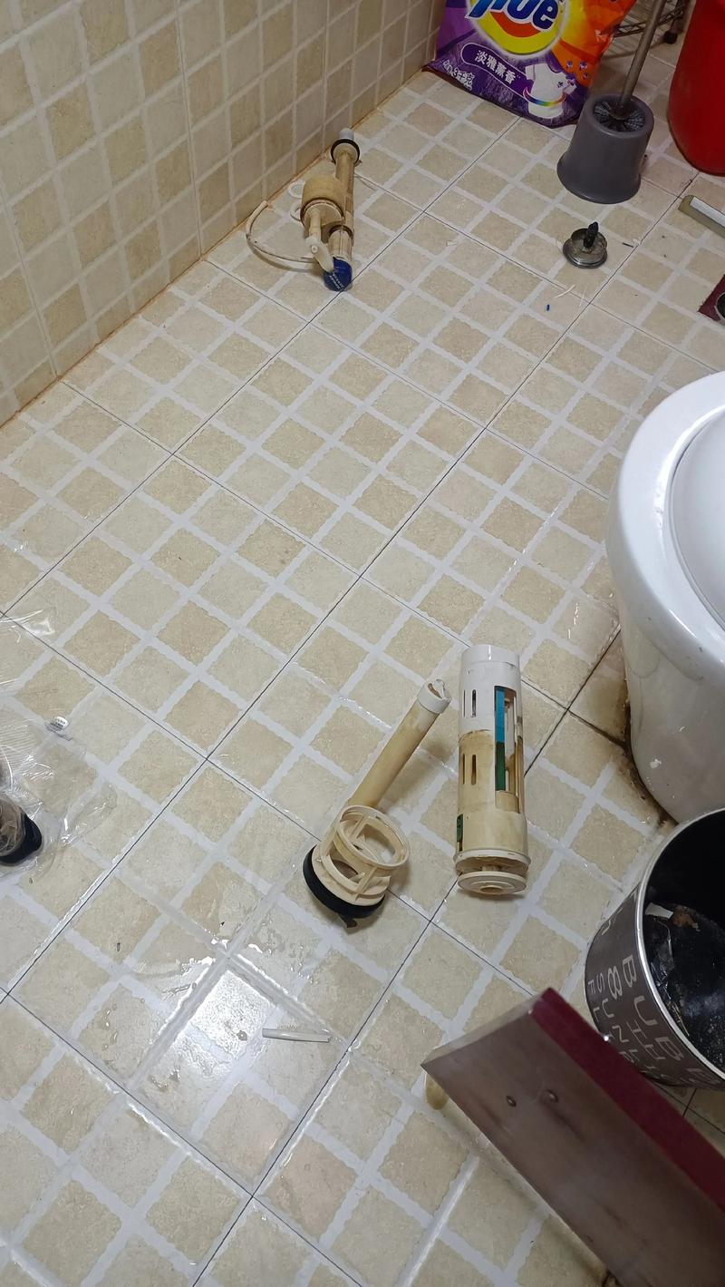 马桶漏水了，维修师傅怎么选？-第1张图片-索能光电网