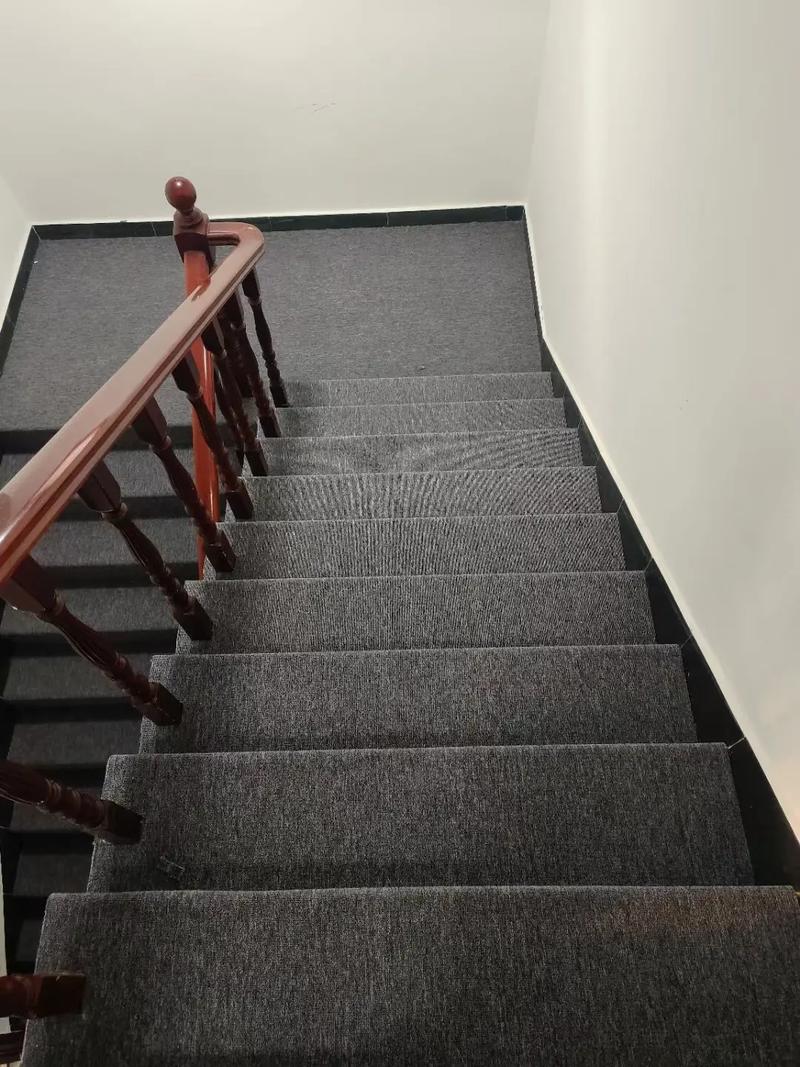 楼梯临时地毯怎么固定才牢固?-第2张图片-索能光电网 楼梯临时地毯怎么固定才牢固?-第2张图片-索能光电网